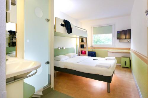 En eller flere senge i et værelse på Ibis budget Berlin Potsdamer Platz