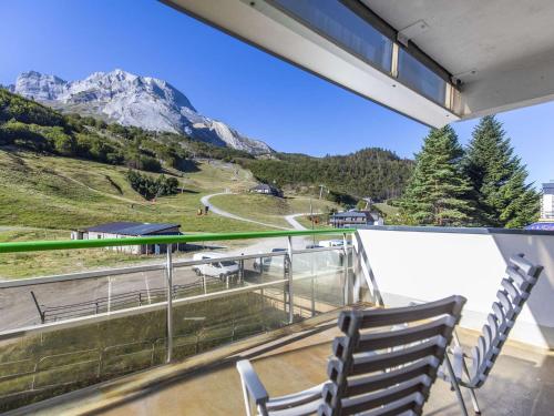 d'un balcon avec deux chaises et une vue sur la montagne. dans l'établissement Appartement 6 pers, 1 ch, balcon, proximité pistes - Gourette - FR-1-400-23, à Gourette