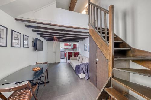 um corredor com uma escada e uma sala de estar em L'Hypercentre / 1 min RER A - 5 min Métro - Disney em Vincennes