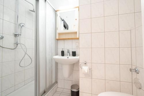 a bathroom with a toilet and a sink and a shower at Exklusive 2-Zimmer Wohnung für 6 in Bremen