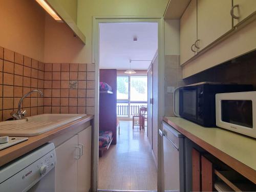 une cuisine avec un évier et un micro-ondes dans l'établissement Studio - 4 pers, proche télésiège, animaux OK, WiFi gratuit - FR-1-525-266, à Saint-Étienne-en-Dévoluy