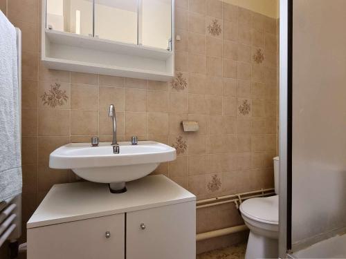 une salle de bain avec un lavabo et des toilettes dans l'établissement Studio - 4 pers, proche télésiège, animaux OK, WiFi gratuit - FR-1-525-266, à Saint-Étienne-en-Dévoluy