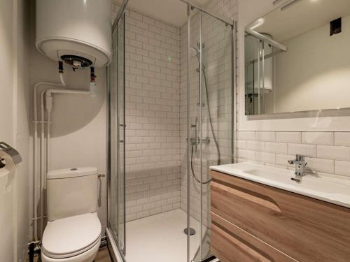 une salle de bain avec une douche, des toilettes et un lavabo dans l'établissement Studio moderne pour 2 personnes avec cuisine équipée et TV à Gourette - FR-1-400-122, à Eaux-Bonnes