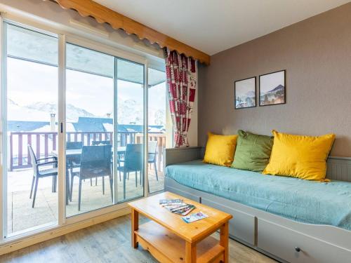 un salon avec un canapé et une table dans l'établissement Charmant appart à Peyragudes 6 pers, terrasse sud, navette, parking gratuit, proche pistes et ski - FR-1-695-41, à Germ