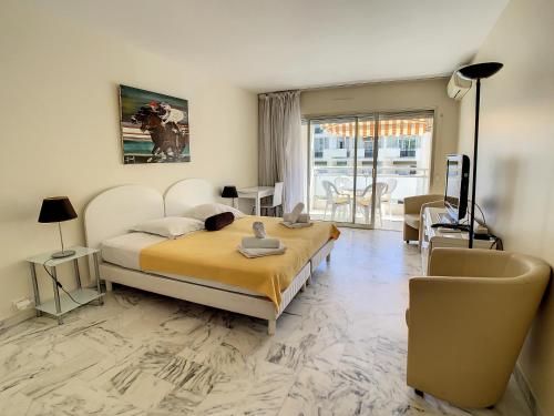 une chambre avec un lit et une télévision dans l'établissement Appartements centre ville Cannes, à Cannes