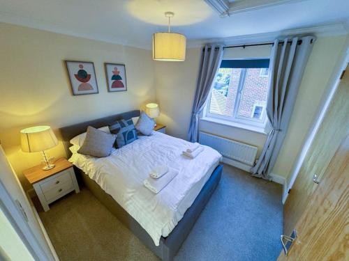 a bedroom with a bed and a window at One Bedroom Flat - Free Parking in Silverstone