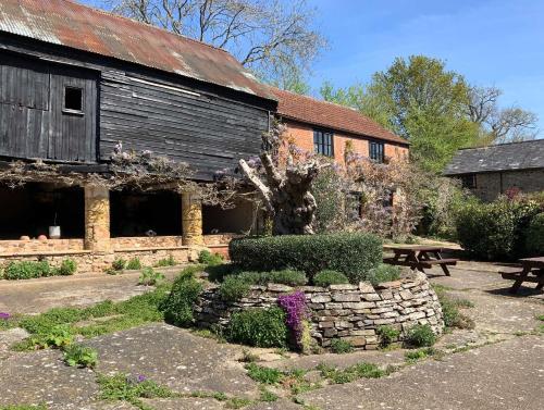 um edifício antigo com um banco à frente em Cider Cottage - 3 Bedroom - Onsite Parking em Sidmouth