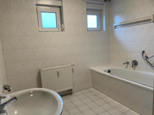 Ένα μπάνιο στο Traumhafte Wohnung im Grünen