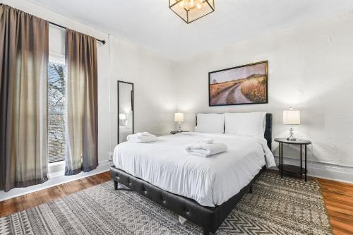 um quarto com uma cama grande com duas toalhas em Contemporary Urban Home em Niagara Falls