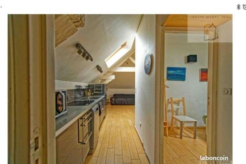 a room with a kitchen and a dining room at Orléans Appartement 2 chambres avec Parking in Orléans