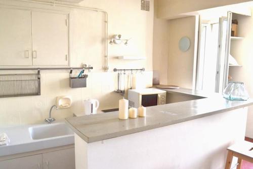 a kitchen with a counter top and a sink at Studio des Cardeurs au coeur du centre historique in Aix-en-Provence