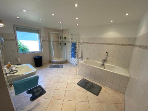 Ένα μπάνιο στο Haus Brockenblick #Garten #ruhige Lage #PS 5 #Netflix von Harztraveler