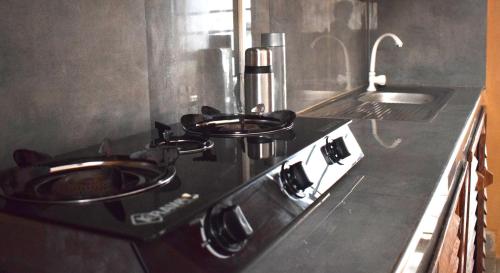 Cucina o angolo cottura di Maryam Garden Apartments & Villa