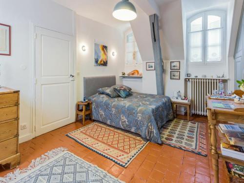 Rúm í herbergi á Room in Guest room - This 10th Century home sits in an exceptional setting in the center of Orleans