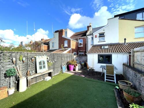 un pequeño patio trasero con un pequeño césped en Cosy period Bristol property with spacious garden, en Bristol