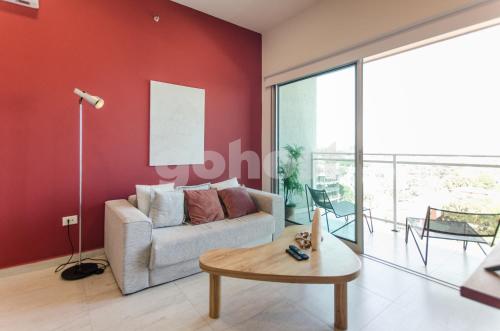 sala de estar con sofá y mesa en Bold Apartment 10 Min From Shopping Mcal Lopez en Asunción