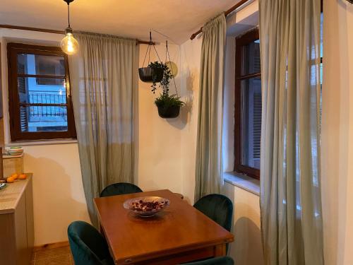 維蒂納的住宿－Loukia's Place，餐桌,椅子和碗