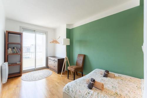 ein Schlafzimmer mit 2 Betten und einem Stuhl darin in der Unterkunft Vue mer Plage Catalans Vieux Port Clim - 2 chambres in Marseille