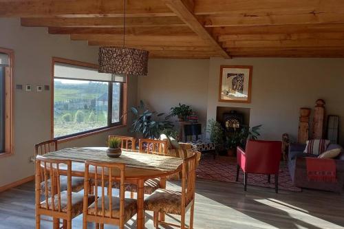 comedor con mesa y sillas en TuArriendoCL-Llanquihue CondWerner Casa con Acceso a Hermosa Laguna, en Llanquihue