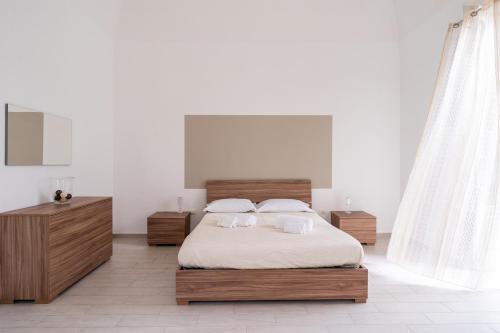 una camera con un grande letto con due comodini e aermott di Appartamento Rosetta by Wonderful Italy a Bisceglie