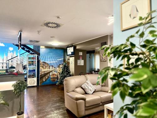 salon z kanapą i choinką świąteczną w obiekcie Hotel Giacosa w Mediolanie