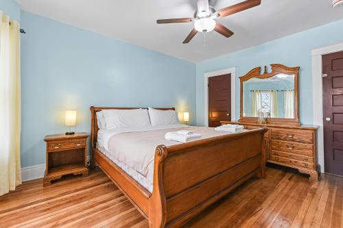Schlafzimmer mit einem Bett und einem Deckenventilator in der Unterkunft Enchanting Echoes: Oasis Near the Falls in Niagara Falls