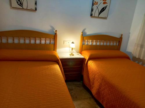 カソルラにある3 bedrooms house with furnished terrace at Cazorlaのベッド2台が隣同士に設置された部屋です。