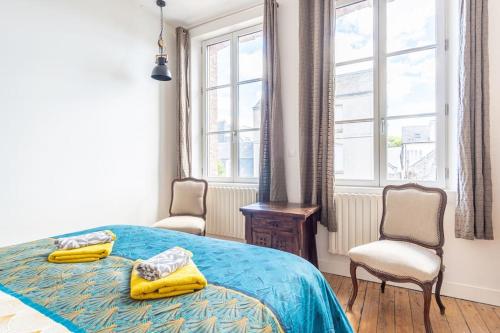 - une chambre avec un lit, 2 chaises et des fenêtres dans l'établissement Maison de Pêcheur - Terrasse priv. extérieure, à Étretat