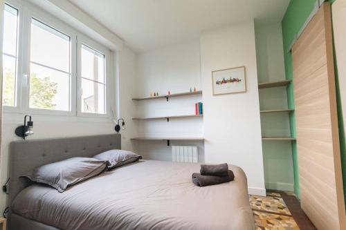 une chambre avec un lit et une fenêtre dans l'établissement Le Station Angers - Gare - Hypercentre, à Angers