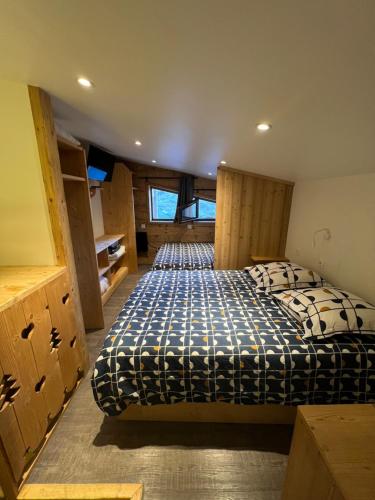 une chambre avec deux lits dans une pièce dans l'établissement Val Thorens Appartement 8 personnes aux pieds des pistes, à Val Thorens