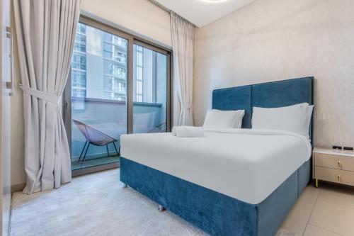 Postel nebo postele na pokoji v ubytování STAY BY LATINEM Luxury 1BR Holiday Home CVR B1701 near Burj Khalifa