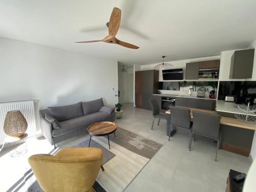 un salon avec un canapé et une table dans l'établissement T3, jardin, proche plage à pied, à La Ciotat