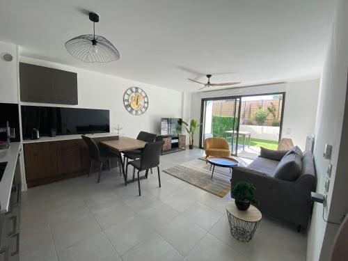 un salon avec un canapé et une table dans l'établissement T3, jardin, proche plage à pied, à La Ciotat