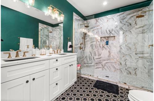 a bathroom with two sinks and a shower at Bold Bright 4BR3.5FULL BATHS Near Riverwalk Dtown in San Antonio