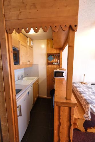 - une cuisine avec évier et comptoir dans la chambre dans l'établissement 6 persons appt / Upper resort, à Val Thorens