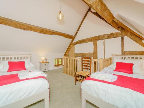two beds in a attic bedroom with wooden beams at 2 bed in Whitchurch 79135 in Hanmer