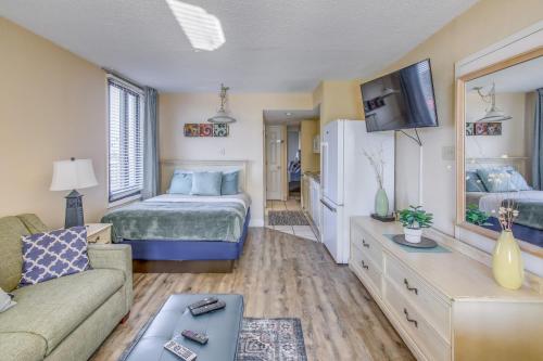 Postel nebo postele na pokoji v ubytování Beachfront Condo with Balcony and Pool in Myrtle Beach