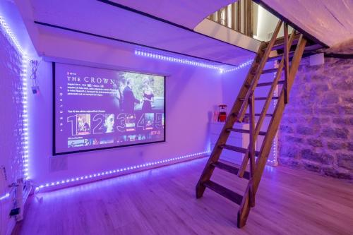 Cette chambre dispose d'un écran de cinéma et d'une échelle en bois. dans l'établissement Le César Cinéma 10 mn Paris Gare de Lyon et 5 minutes RER, à Alfortville