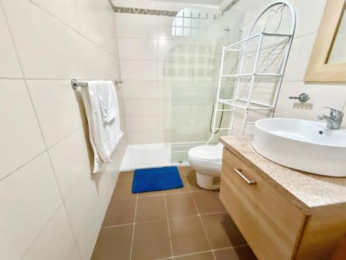 uma casa de banho com um lavatório e um WC em 703 Marbella 2bedroom Beachfrom Apt em San Pedro de Macorís
