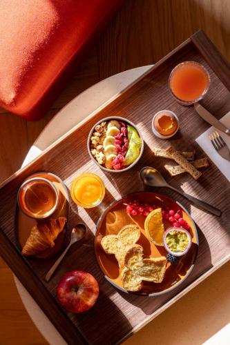 Una bandeja de alimentos para el desayuno en una mesa. en Hôtel Pilgrim, en París