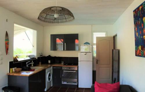 cocina con nevera blanca en una habitación en Villa Piscine - Bougainvillier, en Les Anses-dʼArlet