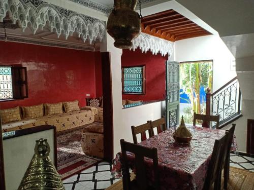 een woonkamer met een tafel en een bank bij Villas khadija in Marrakesh