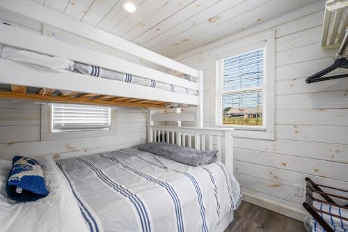 Un dormitorio con dos literas y una ventana. en 217 Old Wharf Road 1A Dennis Port Cape Cod Grey Pearl, en Dennis Port