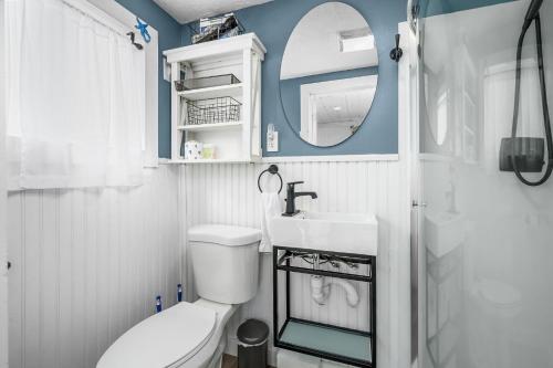 Un baño con inodoro, lavabo y espejo. en 217 Old Wharf Road 1A Dennis Port Cape Cod Grey Pearl, en Dennis Port