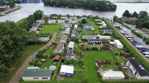 z góry widok na kilka domów nad rzeką w obiekcie Camping De Hof van Eeden w mieście Warmond