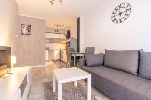 a living room with a couch and a table at RentPlanet - Apartamenty Leśny Dom in Karpacz