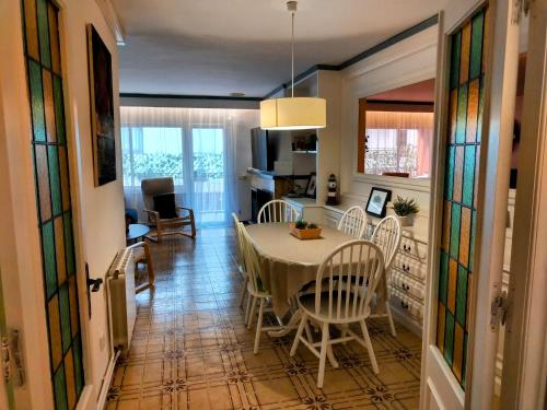 cocina y comedor con mesa y sillas en Spacious family flat centrally located., en Palamós