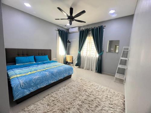 1 dormitorio con 1 cama y ventilador de techo en Homestay Murah SemiD, en Kampong Badak