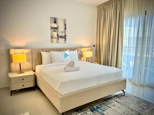 Un dormitorio con una gran cama blanca y una ventana en Calm Chaos 4 BR Villa with maid Room in Damac Hills 2 en Dubái