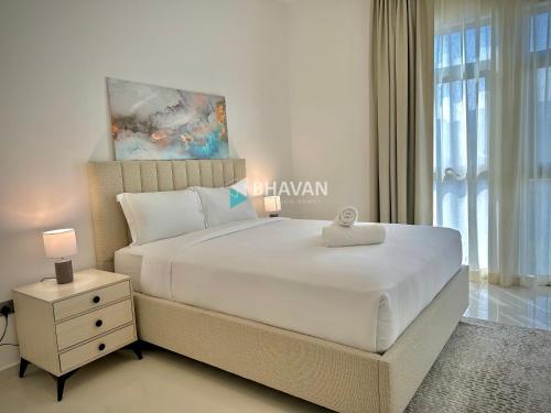 Postel nebo postele na pokoji v ubytování Calm Chaos 4 BR Villa with maid Room in Damac Hills 2 By Bhavan Vacation Homes